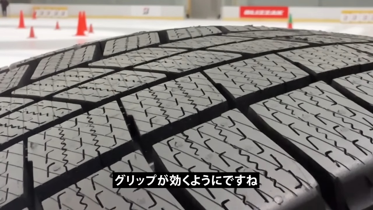 魔裟斗がスケートリンクで「タイヤ」の検証の画像