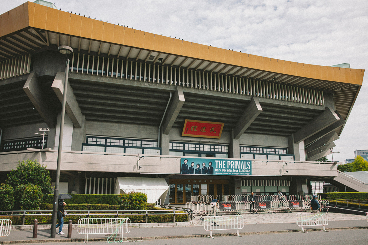 『THE PRIMALS Dark Decades Tour BUDOKAN』ライブ写真（撮影＝西槇太一）