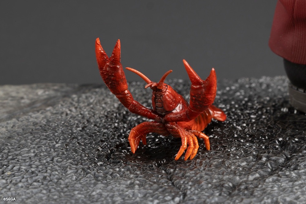 足元のアスファルト風台座にいるナンシー　接近