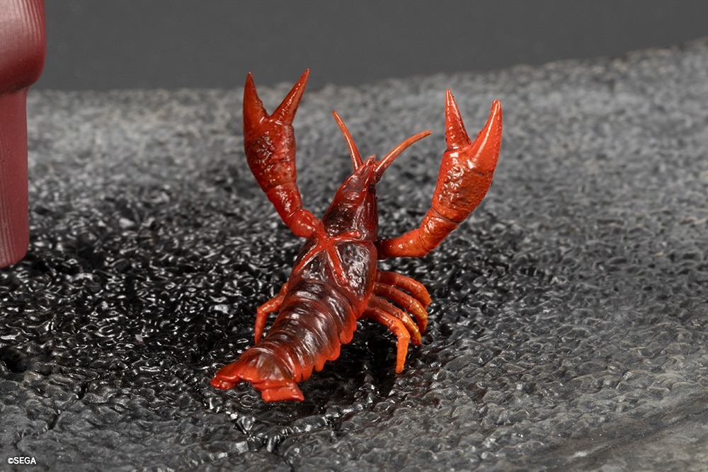 足元のアスファルト風台座にいるナンシー　背面