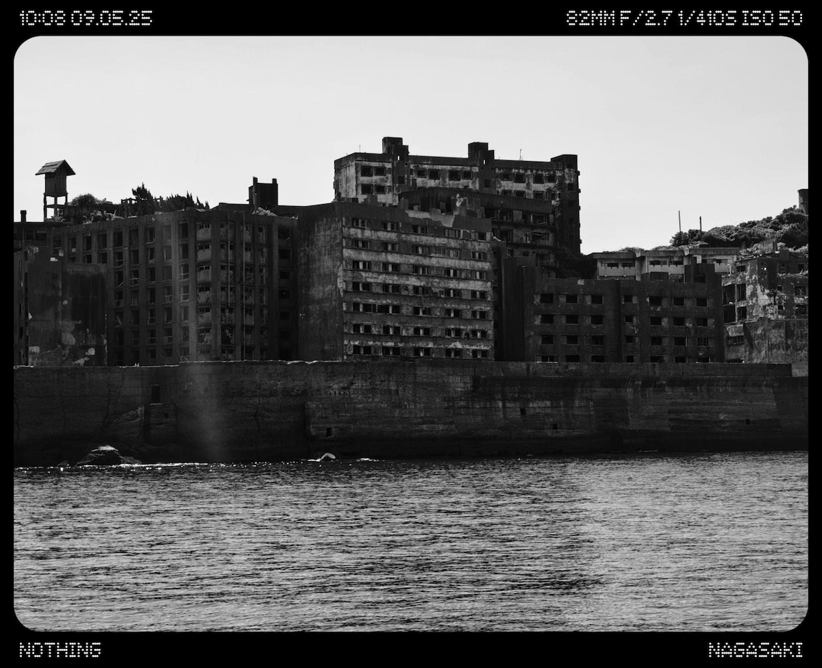 Phone (3)で撮影：軍艦島モノクロ