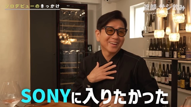 渡部にこれまでの活動について語る藤井フミヤ