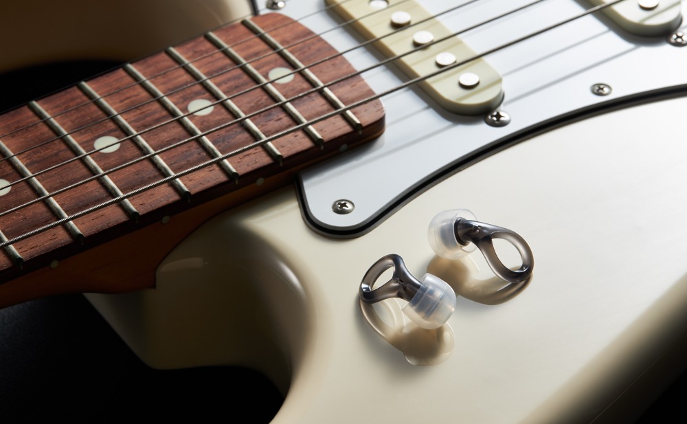 楽器の上に『DROP in Live』