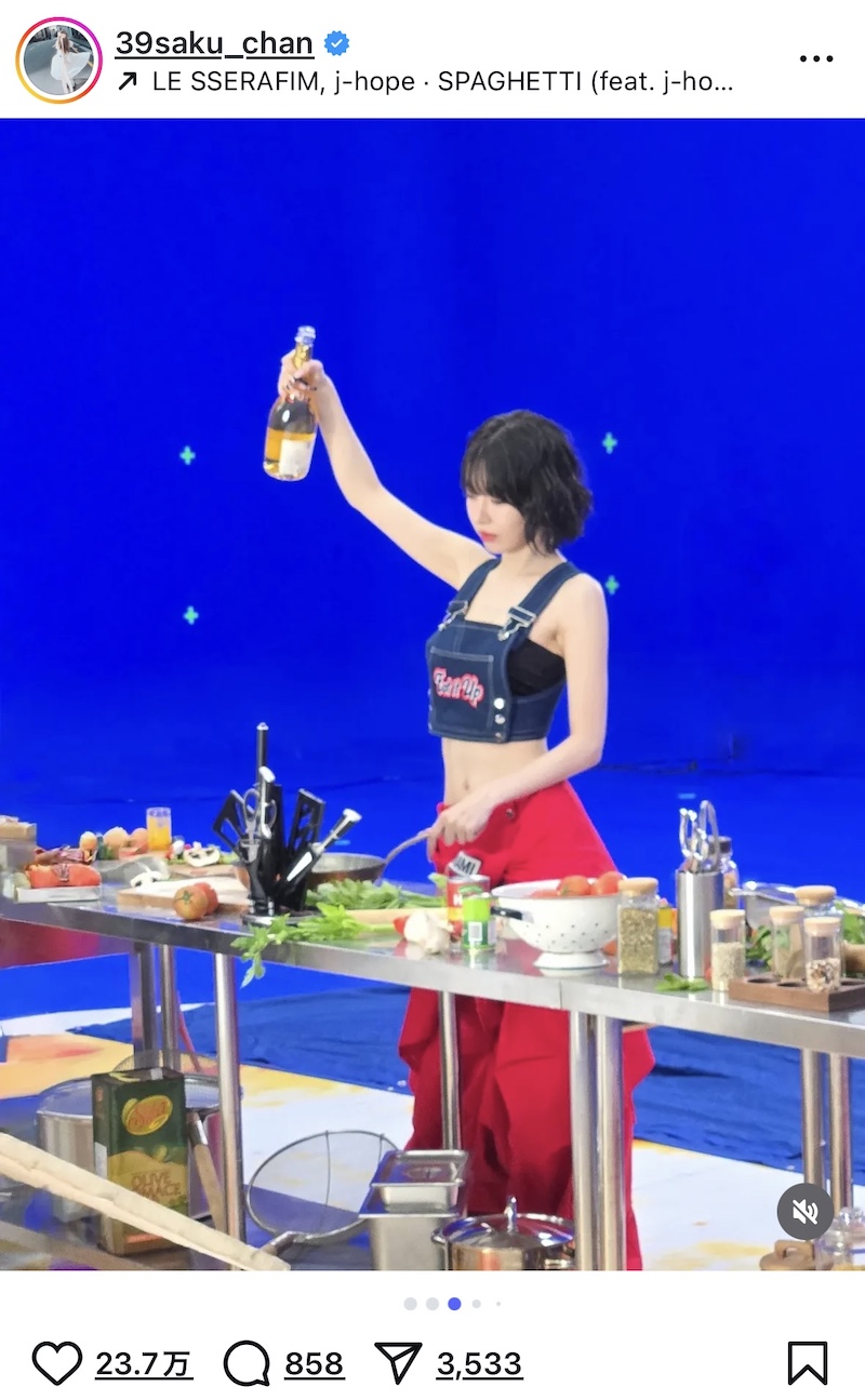 SAKURA、ヘソだしスタイルのMVオフショ公開の画像