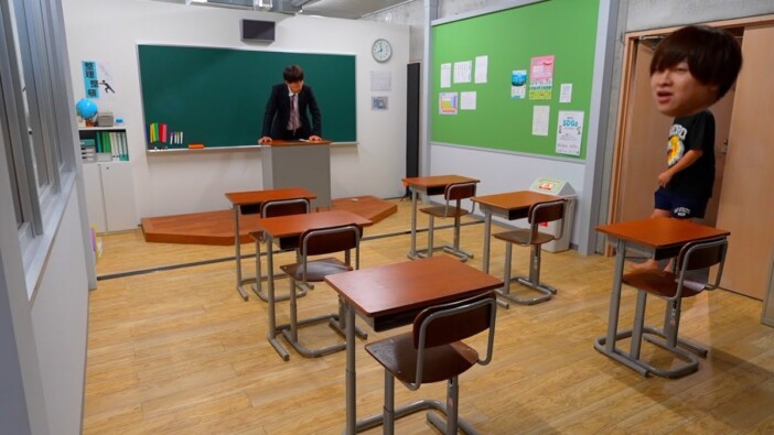 はじめしゃちょー、豪邸の一室を教室風に