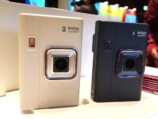 『instax mini LiPlay +』で写真を撮る広瀬すずと福田麻貴