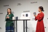 『instax mini LiPlay +』で写真を撮る広瀬すずと福田麻貴