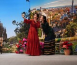 『instax mini LiPlay +』で写真を撮る広瀬すずと福田麻貴