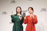 『instax mini LiPlay +』で写真を撮る広瀬すずと福田麻貴