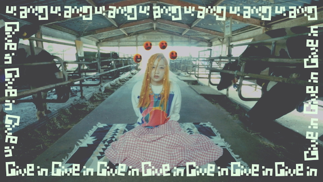 カメレオン・ライム・ウーピーパイ「Give in」MVより