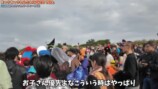 大勢の参加者に囲まれるミャクミャク
