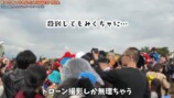 大勢の参加者に囲まれるミャクミャク