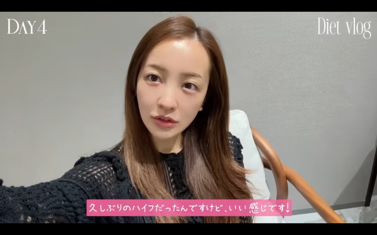 板野友美 公式YouTubeチャンネルより