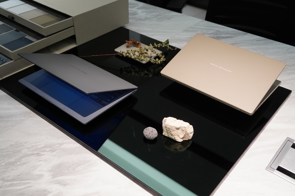 『Zenbook SORA』（写真＝NANA（CoRRiENTE））