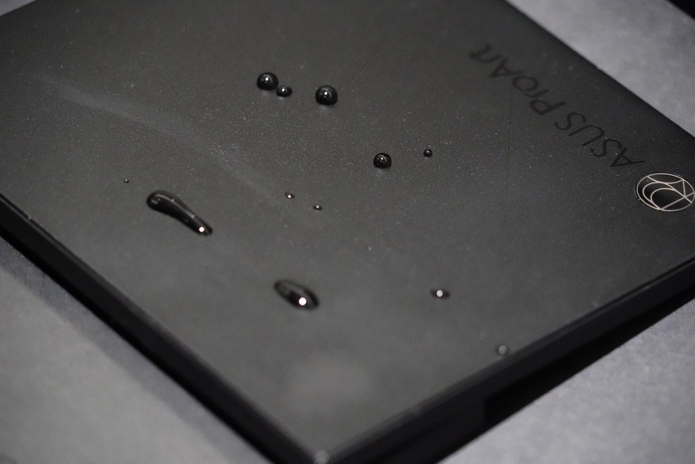 「ProArt Nano Black」コーティングで水を弾く（写真＝NANA（CoRRiENTE））