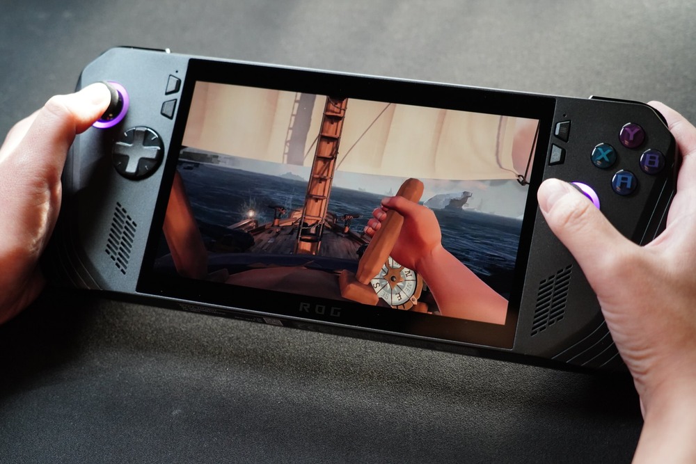 「ROG Ally」を持つ（写真＝NANA（CoRRiENTE））