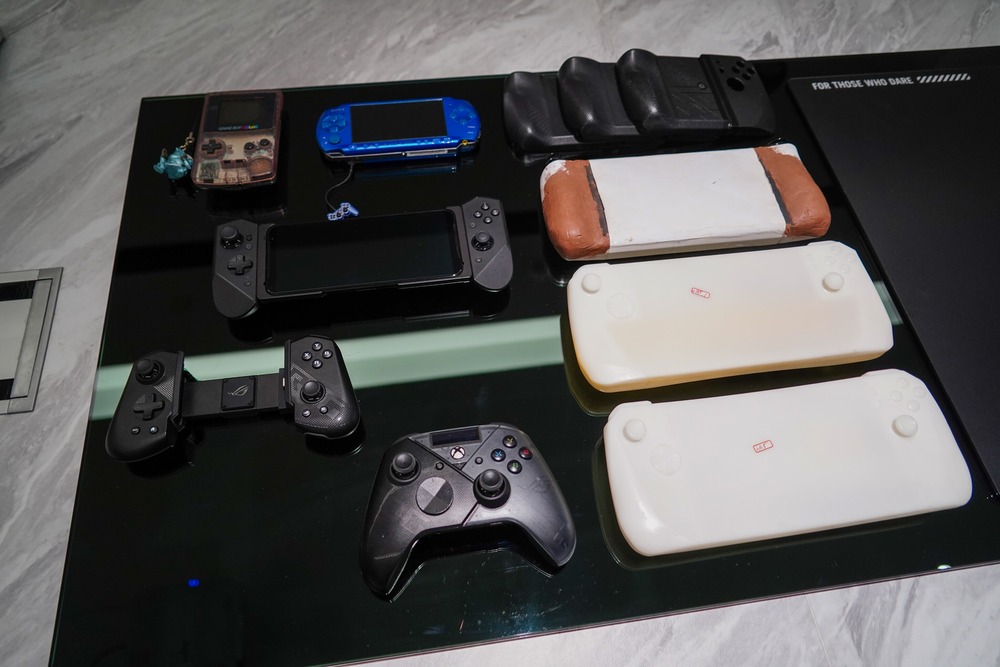 『ROG Ally X』のデザインの試作モデルなど並ぶ（写真＝NANA（CoRRiENTE））