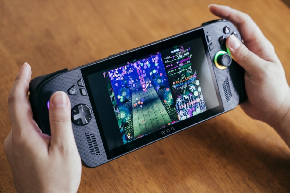 弾幕シューティングをプレイしている様子