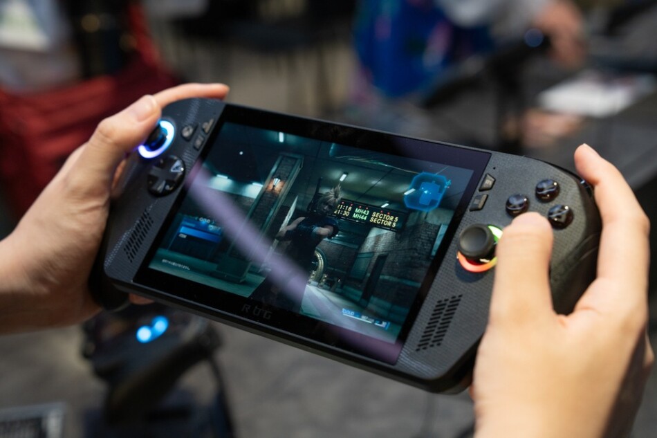 『FINAL FANTASY VII』をプレイ