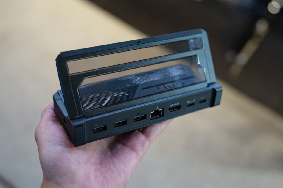 『ROG Bulwark Dock DG300』のキックスタンドとインターフェイスの確認できる