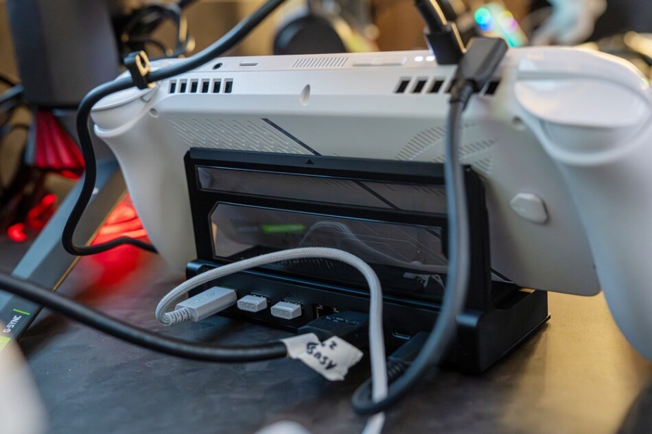 『ROG Bulwark Dock DG300』を実際に接続している様子