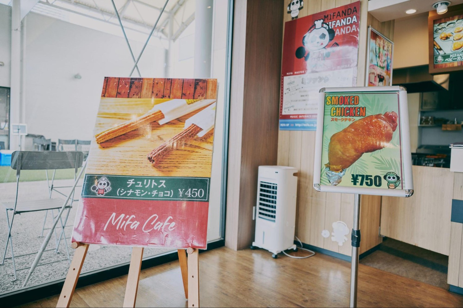 フットボールパークに併設された「MIFA Football CAFE」。おすすめメニューのポスターも、社員の手で内製されたものだの画像