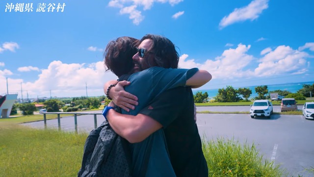 沖縄旅を楽しむ山崎育三郎と山田孝之