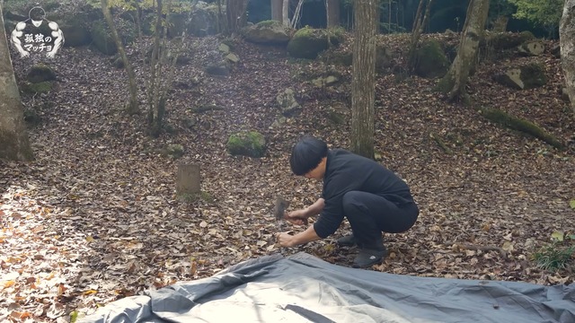 ソロキャンプを楽しむ青木マッチョ