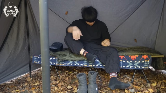 ソロキャンプを楽しむ青木マッチョ