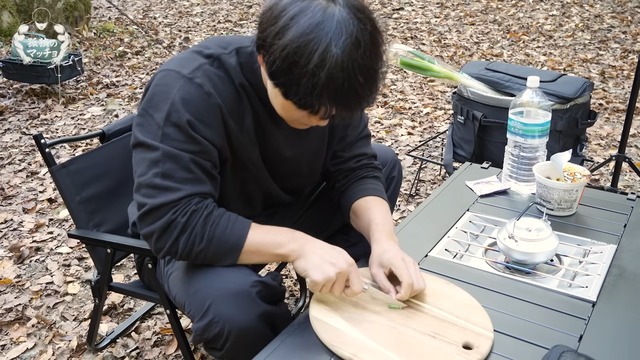 ソロキャンプを楽しむ青木マッチョ
