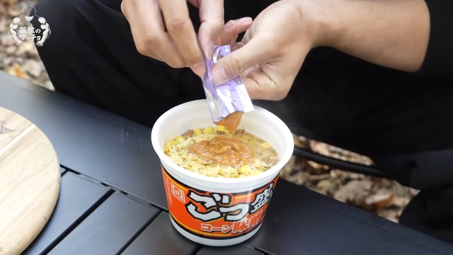 ソロキャンプを楽しむ青木マッチョ