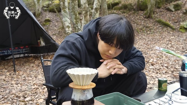 ソロキャンプを楽しむ青木マッチョ