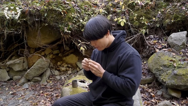 ソロキャンプを楽しむ青木マッチョ