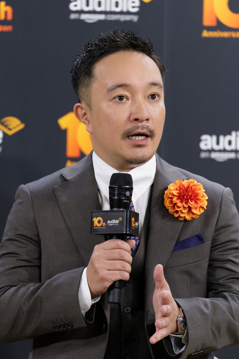 インタビューに回答する濱田岳