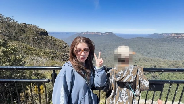 オーストラリアで動物と触れ合う仲里依紗親子