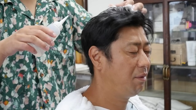 尾形が体験した『山口理容店』のヘッドスパ