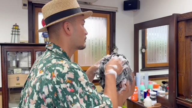 尾形が体験した『山口理容店』のヘッドスパ