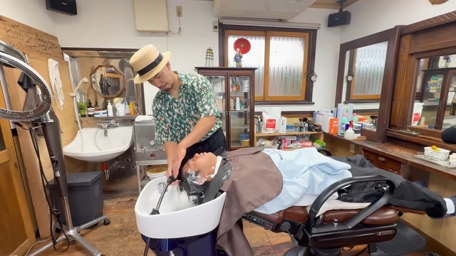 尾形が体験した『山口理容店』のヘッドスパ