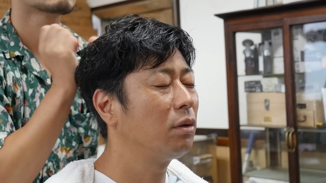 尾形が体験した『山口理容店』のヘッドスパ