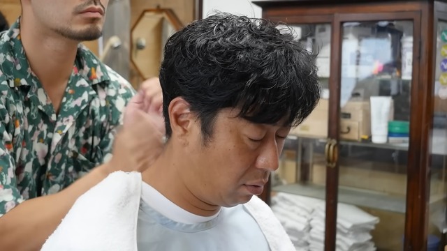 尾形が体験した『山口理容店』のヘッドスパ
