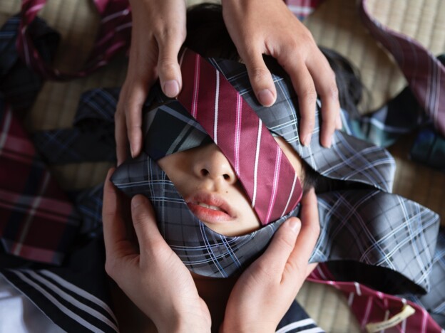 制服の下に隠れた個性を青山裕企が切り取る