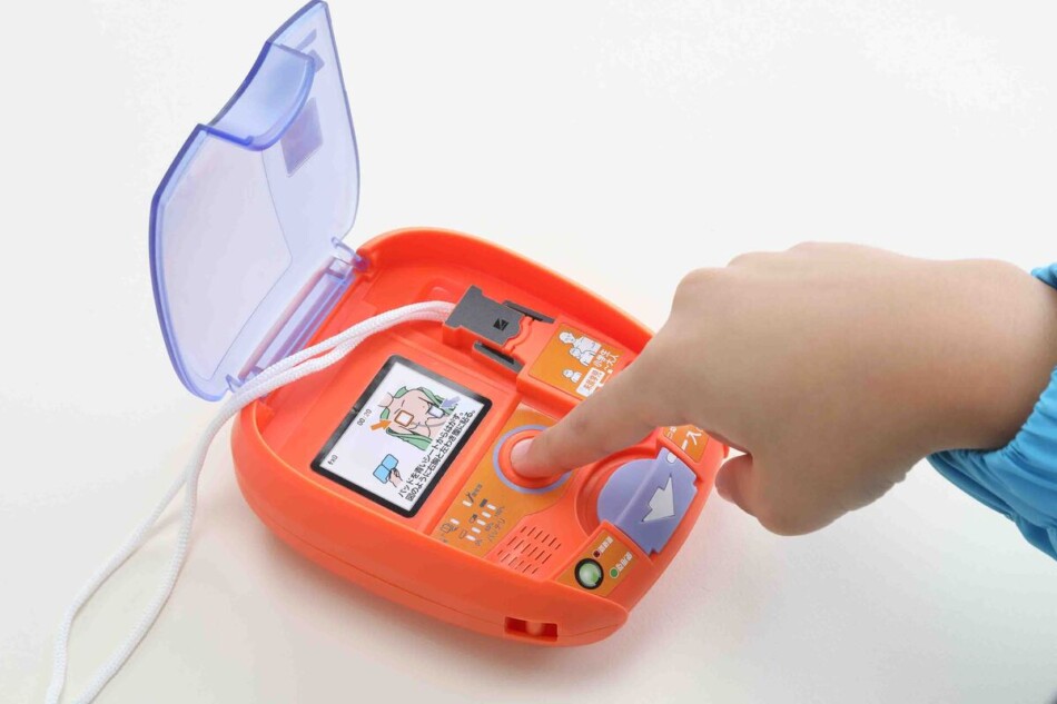 本物そっくりなAEDのおもちゃが付録に
