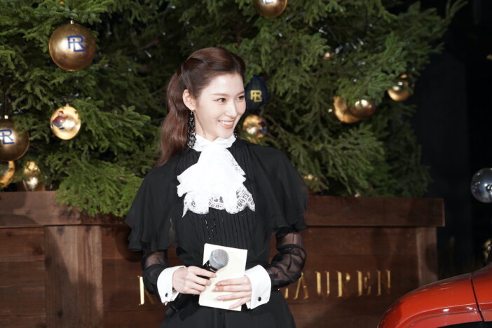 TWICE SANA、クリスマスツリー点灯式で感激