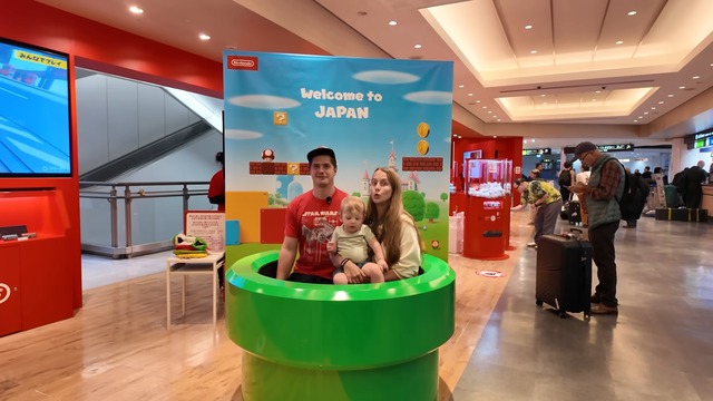 コンビニやパン屋を訪れるジェイソン・レイ