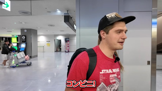 コンビニやパン屋を訪れるジェイソン・レイ