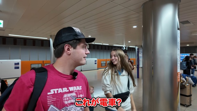 コンビニやパン屋を訪れるジェイソン・レイ