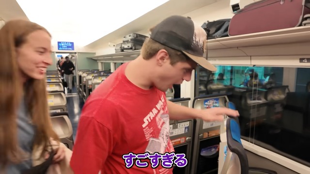 コンビニやパン屋を訪れるジェイソン・レイ