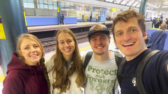 外国人YouTuber、電車の回転席に大興奮