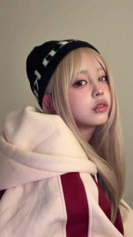 梶原叶渚、金髪リップピアス姿で大胆イメチェン