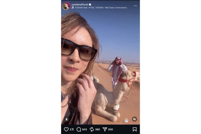 YOSHIKI、ラクダに好かれる